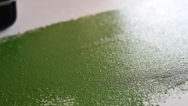 昼間の卓上に緑の塗料を適用する男のビュー 閉じる — ストック動画