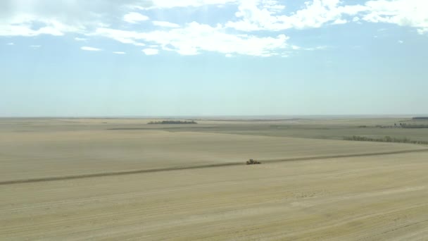 Road Grader Egaliseren Grind Land Weg Uitgestrekte Droge Landschap Uitzicht — Stockvideo