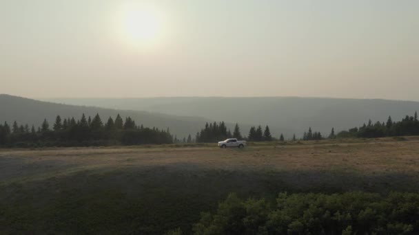 Lastbil Som Kör Vägen Mindre Reste Solnedgång Bakgrund Saskatchewan Kanada — Stockvideo