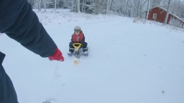 Hand Ziehen Eines Schlittens Auf Schnee Mit Sohn Reiten Winter — Stockvideo