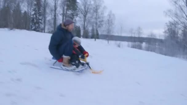 Ojciec Syn Zjeżdżają Śnieżnego Wzgórza Sankach Szybka Dramatyczna Zimowa Zabawa — Wideo stockowe