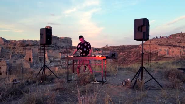 Disc Jockey Playing Mixing Records Sunset Inglés Bailar Jugar — Vídeo de stock