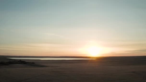 Cinemático Aérea Levantando Tiro Revelando Paisagem Barragem Durante Pôr Sol — Vídeo de Stock