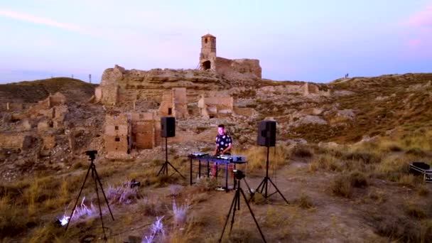 Disc Jockey Playing Mixing Records Sunset Orbitaal Uitzicht Drone Verder — Stockvideo