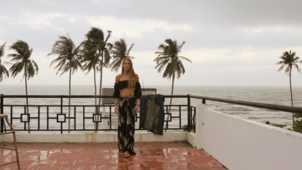 Langhaariges Blondes Russisches Model Posiert Auf Einem Dach Meer Vietnam — Stockvideo