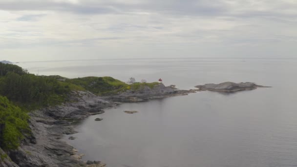 Distante Vista Farol Skongenes Ponta Norte Ilha Vagsoy Maaloy Noruega — Vídeo de Stock