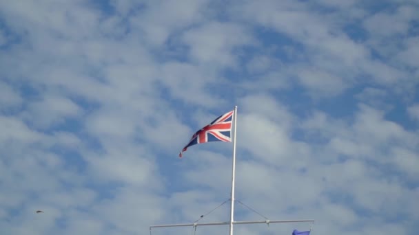 British Flag Sunny Day Clouds High Point Group Birds Flying — ストック動画