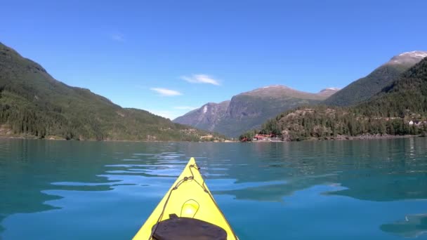 Belo Dia Caiaque Verde Esmeralda Lago Glacial Lovatnet Noruega Pov — Vídeo de Stock