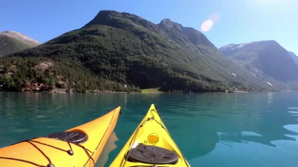 Dois Caiaques Flutuando Juntos Lago Lovatnet Noruega Durante Belo Dia — Vídeo de Stock