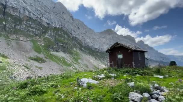 Cabina Nel Bosco Rautispitz Alpi Svizzera Pan Shot — Video Stock