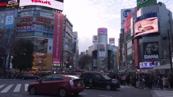 许多人在疫情爆发前的白天在Shibuya街上散步时出现了禽流感病毒 — 图库视频影像