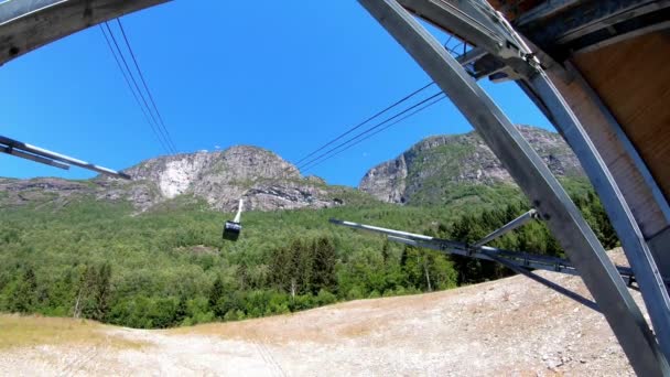 ゴンドラキャビンがLen Skyliftに地上駅に到着 地上駅から山の天の上まで見上げる静的ハンドヘルドショット ノルウェーの夏 — ストック動画