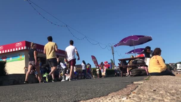 Britští Rekreanti Užívají Procházku Podél Pobřeží Slunečného Počasí Felixstowe Suffolk — Stock video