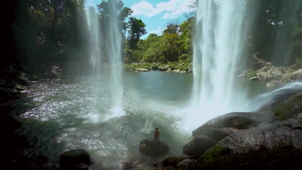 Pareja Disfruta Vacaciones Verano Nadando Laguna Cascada Bosque Tropical — Vídeos de Stock