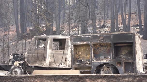 Camión Bomberos Carbonizado Después Incendio Forestal Consume Ciudad — Vídeo de stock