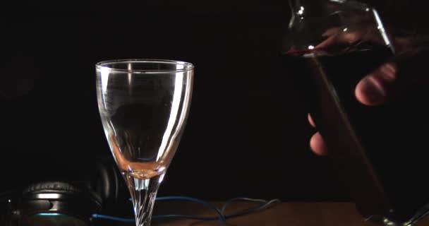 Decantando Vinho Tinto Copo Cristal Uma Adega Sul Africana — Vídeo de Stock