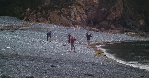 Familia Cañas Pescar Pebbled Shore Porthallow Península Lagarto Cornwall Inglaterra — Vídeo de stock