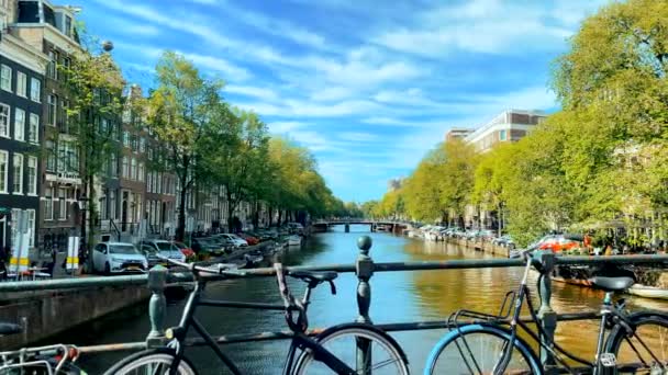 Widok Kanał Amsterdamie Mostu Rowerami Dolly Strzał — Wideo stockowe