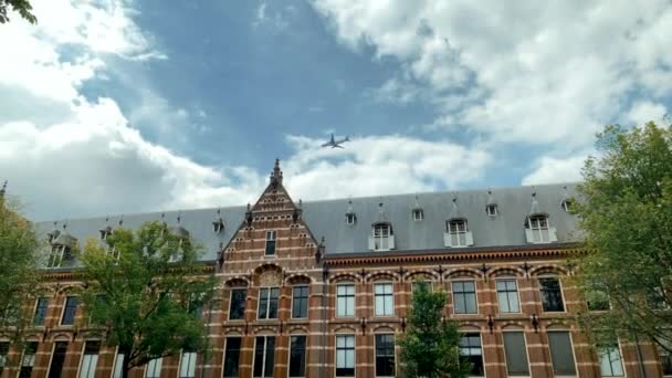 Avião Sobrevoa Prédio Amsterdã — Vídeo de Stock