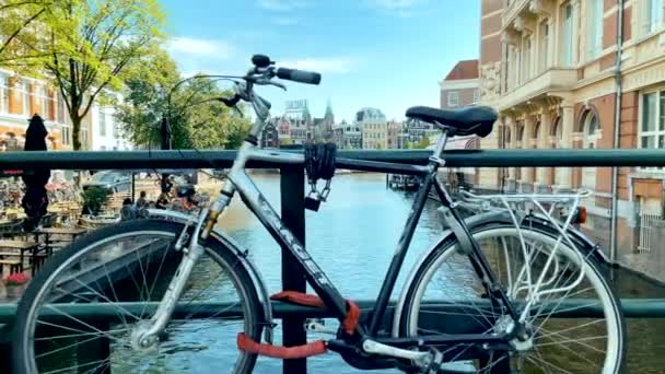 Widok Kanał Amsterdamie Mostu Rowerami Dolly Strzał — Wideo stockowe