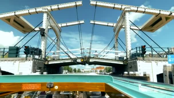 Sicht Eines Touristen Unter Einer Brücke Den Grachten Von Amsterdam — Stockvideo