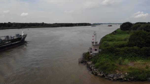 Beschreibung Öltanker Passiert Radarturm Der Küste Barendrecht Aus Der Luft — Stockvideo