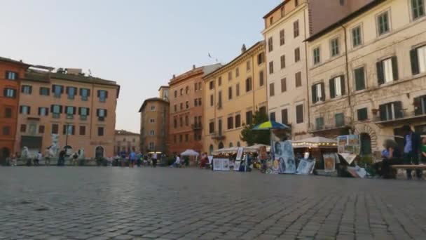 Roma Daki Piazza Navona Yavaş Çekimde Yürüyen Turistin Hızlı Daireler — Stok video