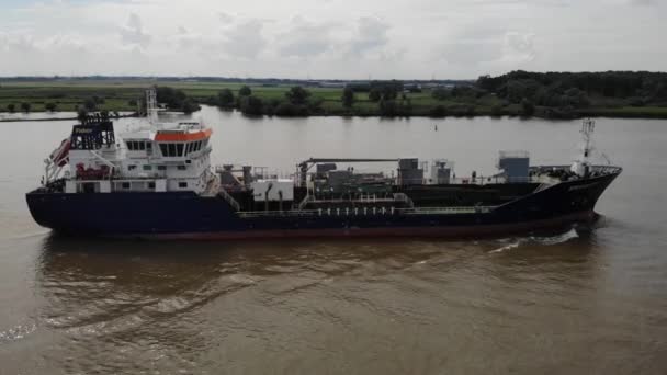 Εναέρια Δεξιά Άποψη Της Ειδικότητας Δεξαμενόπλοιο Πετρελαίου Πλοήγηση Oude Maas — Αρχείο Βίντεο