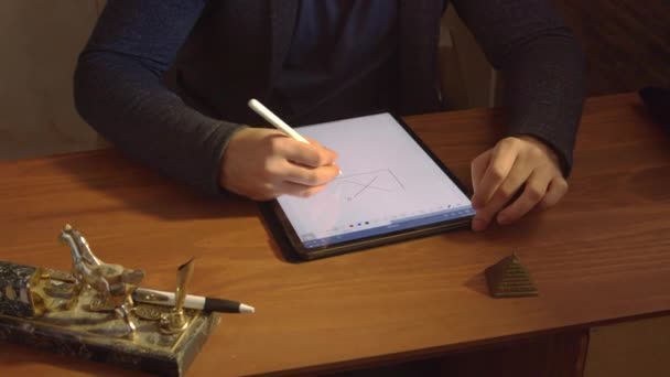 Joven Estudiante Matemáticas Ipad Vista Superior Las Manos — Vídeos de Stock