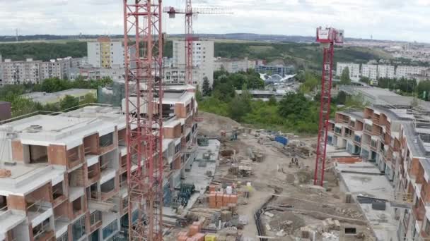 Costruzione Nuovi Appartamenti Una Zona Residenziale Gru Drone Shot — Video Stock