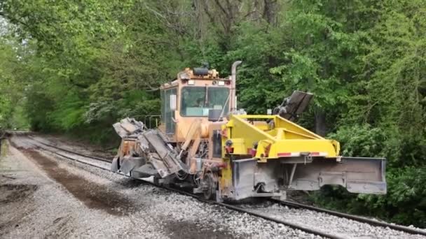 Arbetare Från Indiana Railroad Driver Ballastregulator Medan Han Utför Underhållsarbete — Stockvideo