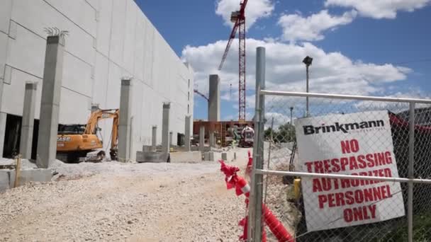 Signs Workers Trespassing Fence Apartment Construction Site June 2021 Bloomington — Stock Video