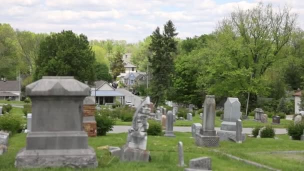 インディアナ州ブルーミントンの眺めローズ ヒル墓地から北を見るとカークウッドに向かう — ストック動画