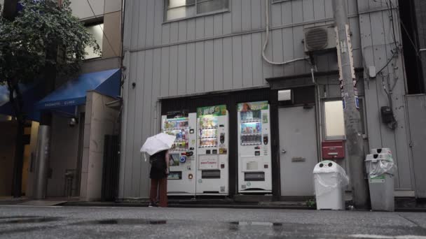 Vrouw Met Paraplu Gebruikt Automaat Een Drankje Kopen Tokio Straat — Stockvideo