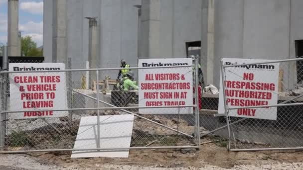 Segni Lavoratori Nessuna Violazione Domicilio Sono Una Recinzione Fuori Cantiere — Video Stock