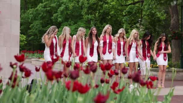 Schwesternmädchen Posieren Vor Abschluss Der Indiana University Für Fotos — Stockvideo