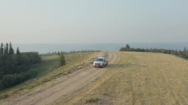 Pickup Truck Rijden Vuile Weg Door Bergachtig Landschap Saskatchewan Canada — Stockvideo