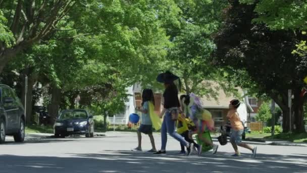 一群孩子在邻居家附近捣蛋或捣蛋 — 图库视频影像