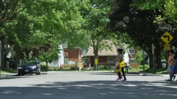 Maman Groupe Enfants Tour Traiter Halloween Dans Quartier — Video