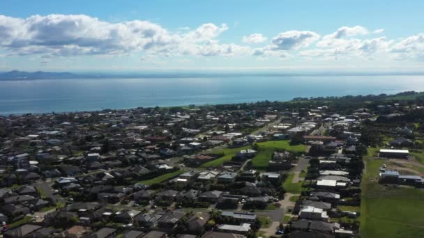 Aerial Τροχιακό Του Township Housing Estates Κατά Μήκος Των Παράκτιων — Αρχείο Βίντεο