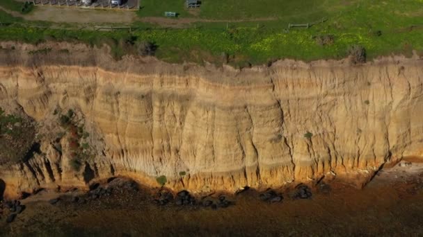 Aerial Tilt Paljastava Rannikkokaupunki Kalkkikiveä Cliff Faces — kuvapankkivideo