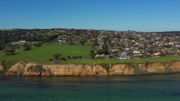 Truck Aerial Direito Longo Costa Acidentada Clifton Springs Austrália — Vídeo de Stock