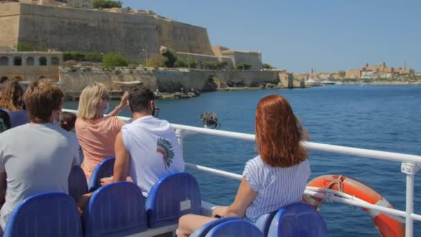 Turisták Arcmaszkot Viselnek Miközben Komp Fedélzetén Ülnek Sliemából Vallettába Máltára — Stock videók