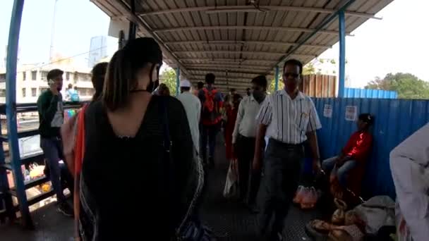 Pessoas Vendedores Ponte Pedestre Overpass Mumbai Índia Dia Ensolarado Ocupado — Vídeo de Stock