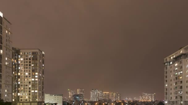 Tempête Pluie Urbaine Nuit Avec Des Bâtiments Éclairés Des Éclairs — Video