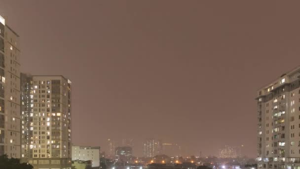 Интенсивный Городской Электрический Шторм Ночное Время Истекает Освещенными Зданиями Молнии — стоковое видео