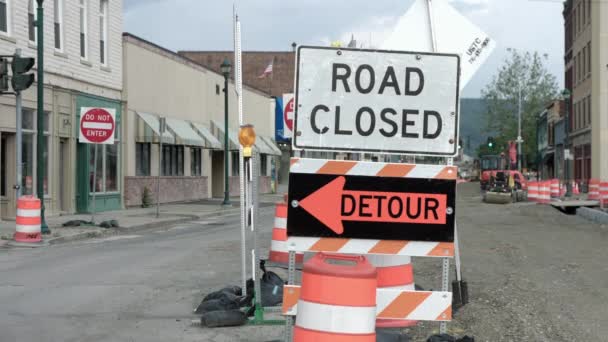 Δρόμος Κλειστός Και Εντοπίζει Πινακίδες Λόγω Κατασκευής Δρόμων Κατά Διάρκεια — Αρχείο Βίντεο