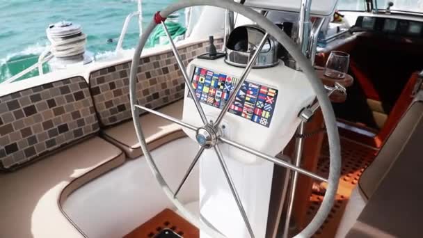 Handheld Shot Van Het Roer Van Een Luxe Zeilboot Als — Stockvideo