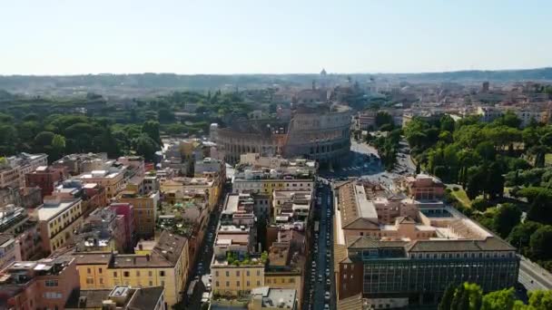 Luchtfoto Van Straten Met Colosseo Achtergrond Zonnige Stad Rome Italië — Stockvideo