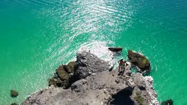 Tourist Standing Rocky Cliff Coastline Balandra Beach Paz Baja California — Stockvideo